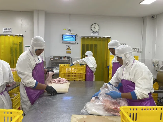 ทีมพนักงานเตรียมเนื้อหมูสำหรับส่งสาขา