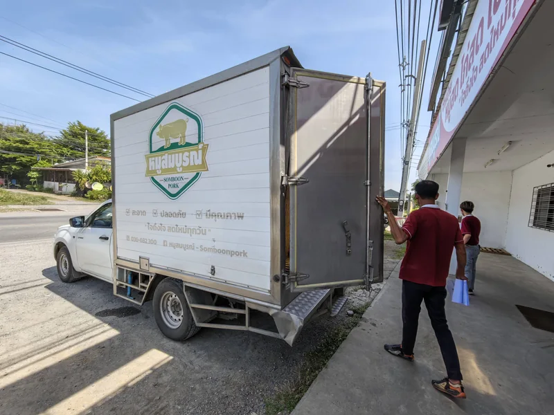 รถขนส่งและทีมงานของหมูสมบูรณ์สำหรับกระจายสินค้าหมูสด